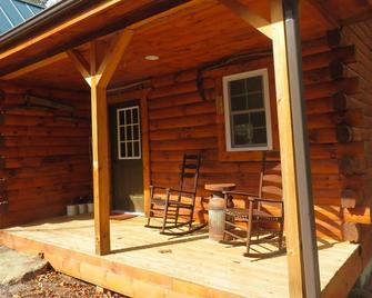 Private log cabin on 3.5 acres - Fletcher - Innenhof