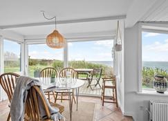 Welcome to this comfortable vacation home in a fantastic location by the sea. - Esbjerg - Matsal