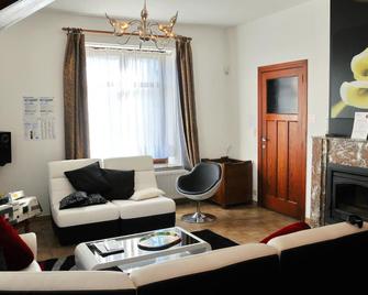 Cozy Holiday Home in Bastogne with Sauna - Bastogne - Salon