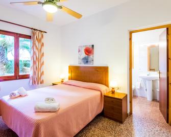 Apartamentos Arenal Playa - Alaior - Sypialnia