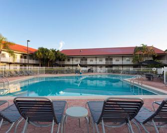 La Quinta Inn by Wyndham Cocoa Beach-Port Canaveral - Cocoa Beach - Pool