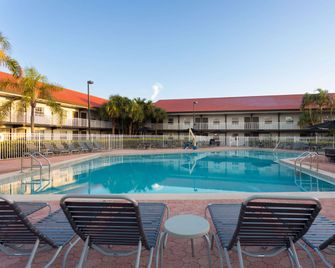 La Quinta Inn by Wyndham Cocoa Beach-Port Canaveral - Cocoa Beach - Pool