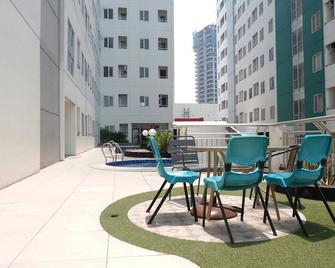Simply Modern Studio at Pavilion Permata Apartment By Travelio - Surabaya - Patio