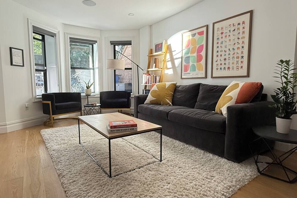 Stylish 2-bedroom apartment in great location with AC, WiFi - بروكلين - غرفة معيشة
