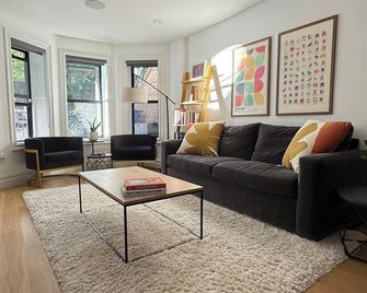 Stylish 2-bedroom apartment in great location with AC, WiFi - Brooklyn - Living room