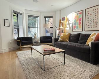 Stylish 2-bedroom apartment in great location with AC, WiFi - Brooklyn - Living room