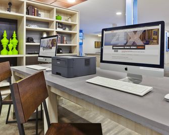 Holiday Inn Express Winnipeg Airport - Polo Park By IHG - Winnipeg - Business center