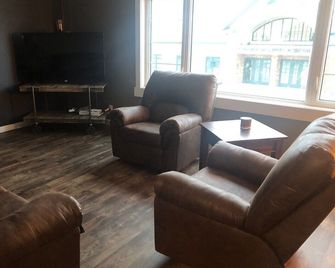 Upscale Main Street Apartment with City Views - Harvey - Sala de estar