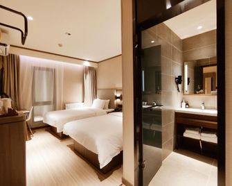 Hangting Xianggang Middle Road - Tsingtao - Qingdao - Bedroom