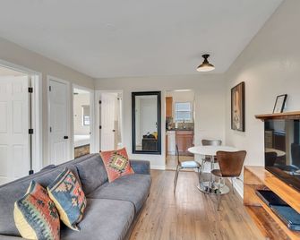 2 Bedroom 1 Bathroom Close To Downtown! - Nashville - Oturma odası