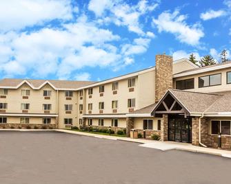 AmericInn by Wyndham Sheboygan - Sheboygan - Κτίριο
