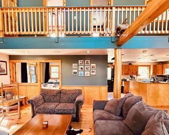 Huge Lakefront Cabin | Sleeps 12| King Bed| Dock| Ski Saddleback| Snowmobile| - Oquossoc - Living room