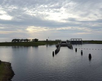 Beautiful Vacation Home Across From Lake Okeechobee - Okeechobee - Outdoors view