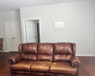 3-bedroom house in marvelous Calera with WiFi, AC - Calera - Living room