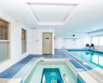 Sandman Hotel & Suites Calgary West - Calgary - Piscina