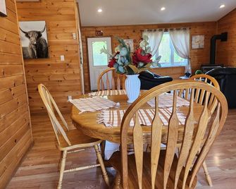 Experience four seasons of fun at Black Bear Lodge! - Northern Bruce Peninsula - Dining room