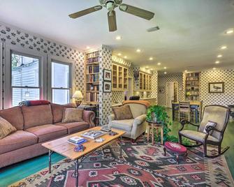 Lush Elkin Home with Porch Views and Pool Table - Elkin - Living room