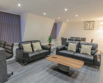 3 Bed - The Regency Suite by Pureserviced - Plymouth - Living room