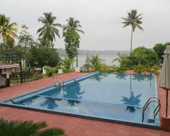 Aadithyaa Resorts Lakeside - Perumanseri - Pool
