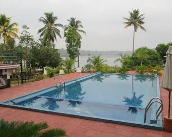 Aadithyaa Resorts - Perumanseri - Piscina