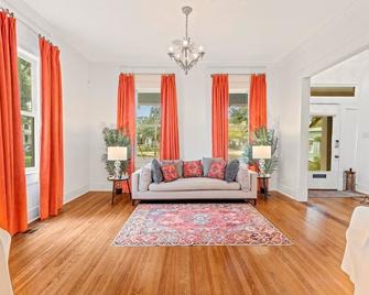 The Onyx Bungalow - Lake Charles - Living room