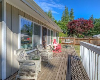 Dog-Friendly Cottage with hot tub, kayaks, e-bike - Eastsound - Balcony