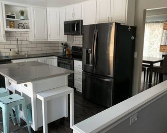 Family home and office with large backyard in the city - Eau Claire - Kitchen