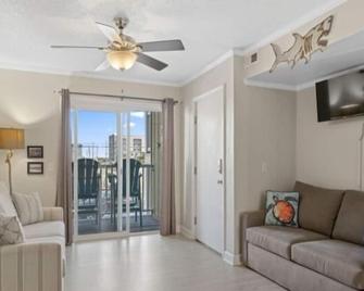 Life's a Beach - walk to everything in historic Carolina Beach! condo - Carolina Beach - Living room