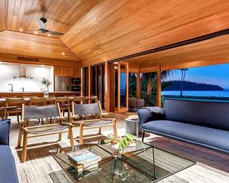 Luxico Sapphire (Heated Pool) - Airlie Beach - Living room