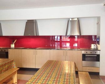 Old Mill Holiday Hostel - Westport - Kitchen