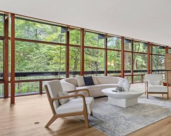 Mid-Century Estate, Sleeps 10, 2 Fireplaces - Weirton
