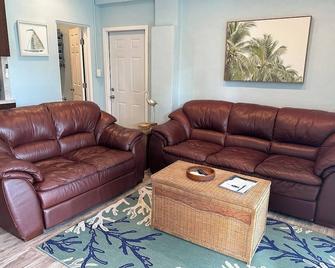 7 Seas Bring your boat.brThis is a pet friendly home. A pet fee and approval of your pet is required. - Little Torch Key - Living room