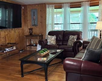 Very charming 4-bedroom 2 bath house on beautiful Lay Lake. - Clanton - Obývací pokoj