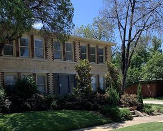 Large Apt w Comfortable King Bed, close to Downtown Dallas - Dallas - Building