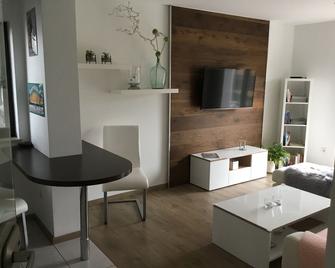 New apartment in the Moselle-Eifel region - quiet location, with terrace - Wittlich - Wohnzimmer