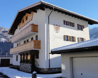 Spacious Holiday Home in Zell am Ziller near Ski Area - Zell am Ziller - Bâtiment