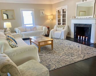 Charming and Spacious 3 Bedrooms and 2 Baths Home on Peaceful Street - Stockton - Living room