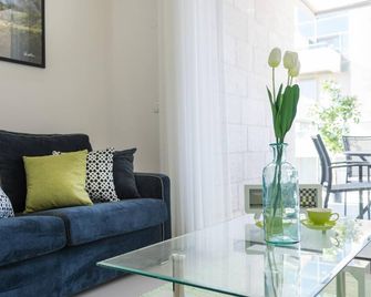 Full Option 7 people - Jerusalem - Living room