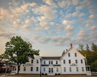 Queen Ste at Public House, food trucks & craft beer on site, walk to UNH & town - Durham - Building