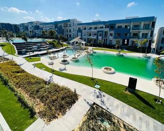 Modern 2 Bedrooms Serviced Apartment - Pool & Sea View - Zāwiyat al ‘Awwāmah - Pool