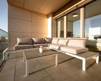 Modern Studio in Gasperich with Balcony & Wi-Fi - Luxembourg - Living room