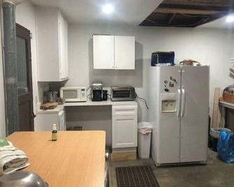 Quiet and comfortable 3 bed room 2 bath home in a great neighborhood - Lompoc - Kitchen