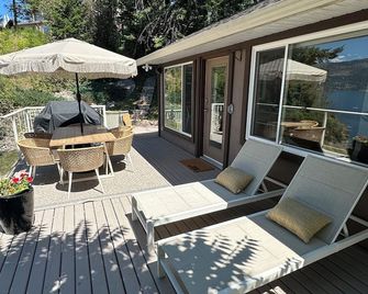 Quiet lakeside cottage getaway close to mountain bike and hiking trails. - Vernon - Patio