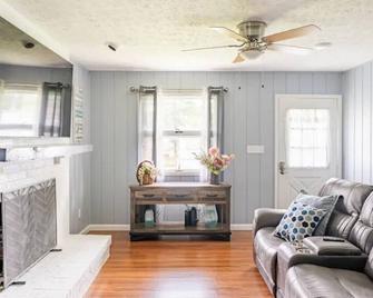 Summer’s Breeze Lake House - Thornville - Sala de estar