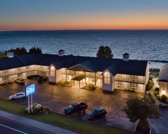 Baymont by Wyndham St. Ignace Lakefront - Saint Ignace - Budova