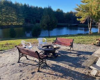 Mtn Secret Farm House, Privacy, River, Firepit, Deck, Fishing, Hiking, Outdoors. - Sparta - Patio