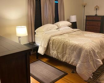 Apt. Clean, Comfy, Close To Downtown - Auburn - Bedroom