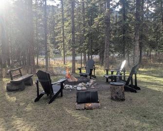 Cozy 2-bedroom suite in the forest near multiple restaurant/ pubs. BraggCreek - Bragg Creek - Patio