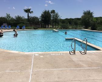 Nearly New 4 Br 2 Ba House In Buda Tx 78610 - Buda - Pool