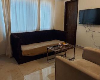 Sanitized & Hygiene Comfortable Studio Apartment Next to Beach - Karachi - Vardagsrum